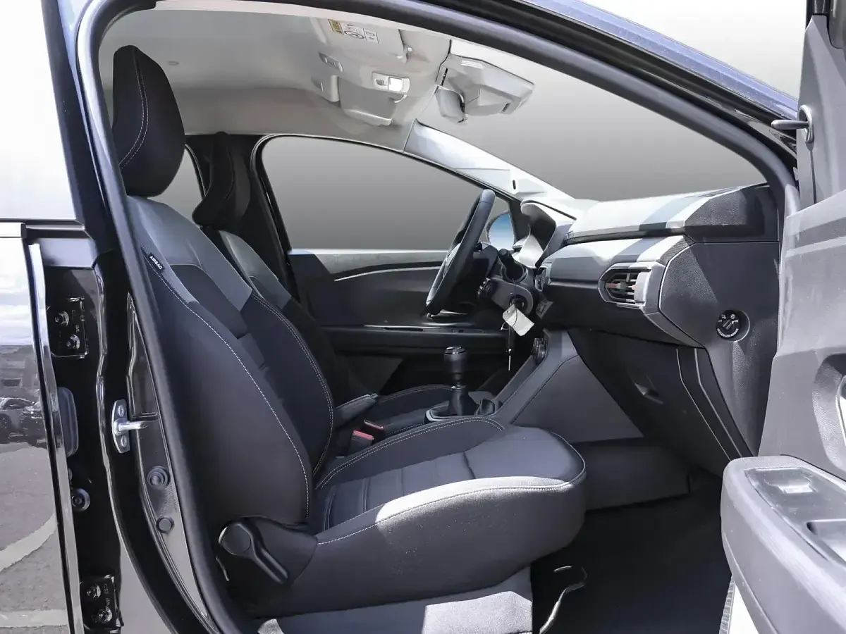 Neu Dacia Sandero Essentiel 110 PS (80 kW) 2026 Schwarz Limousine
