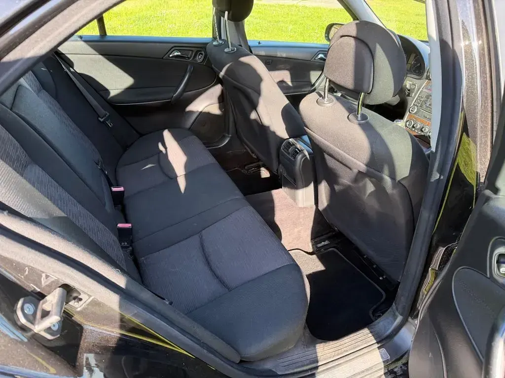 Second-hand Mercedes C220 Classic 150 CP (110 kW) 2004 Berlinǎ