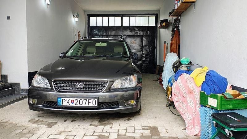 Grau Gebraucht 2004 Lexus IS300 Kombi | 9.000 € - Bild 1/4