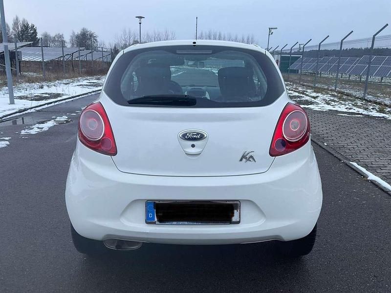 Gebraucht Ford Ka Trend 69 PS (50 kW) 2016 Crystalweiß Kleinwagen
