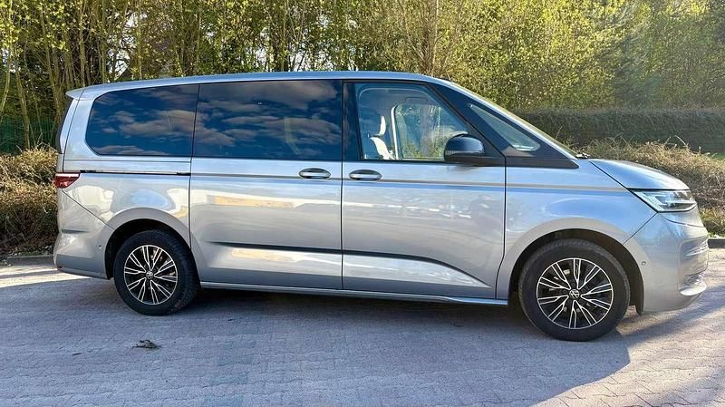 Second-hand VW Multivan Life 150 CP (110 kW) 2023 Argintiu Monovolum