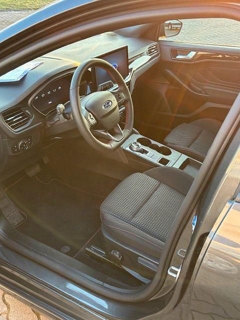 Gebraucht Ford Focus ST-Line X 116 PS (85 kW) 2024 Grau Limousine