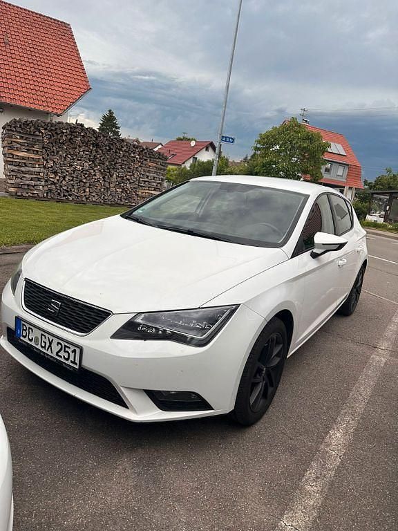 Weiß Gebraucht 2013 Seat Leon Style Limousine | 6.199 € (Etwas zu teuer) - Bild 1/4