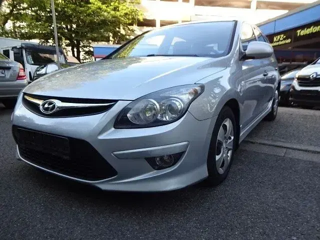 Gebraucht Hyundai i30 Classic 109 PS (80 kW) 2011 Silber Limousine