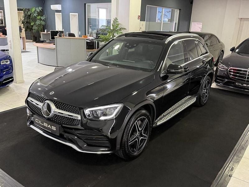 Schwarz Gebraucht 2020 Mercedes GLC300e AMG line Limousine | 38.900 € (Fairer Preis) - Bild 1/4