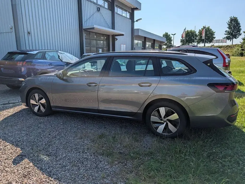 Gebraucht VW Passat 150 PS (110 kW) 2024 Diabasgrau metallic Kombi