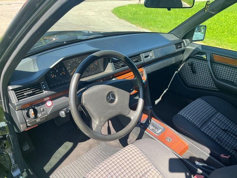 Używany Mercedes E230 132 KM (97 kW) 1992 Czarny Sedan/Limuzyna