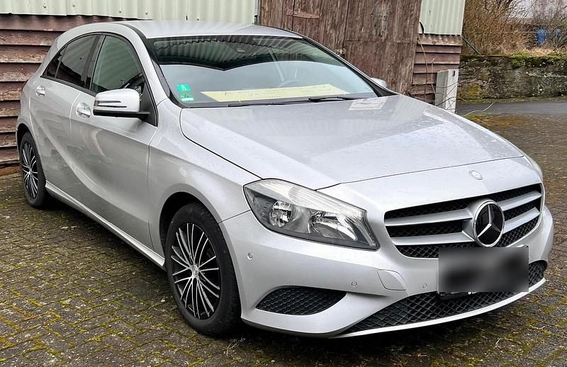 Gebraucht Mercedes A180 122 PS (89 kW) 2013 Silber Kleinwagen