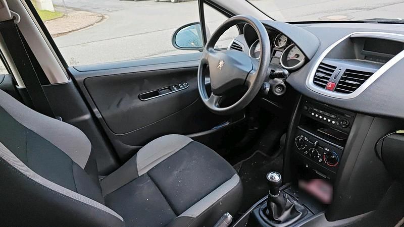 Gebraucht Peugeot 207 72 PS (52 kW) 2009 Rot Kleinwagen