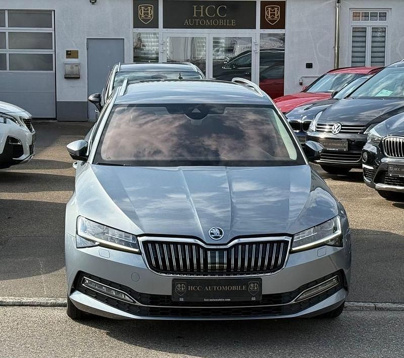 Business grau metallic Gebraucht 2021 Skoda Superb Premium Edition Kombi | 17.997 € (Fairer Preis) - Bild 1/4