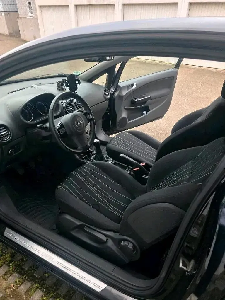 Używany Opel Corsa Edition 87 KM (63 kW) 2010 Czarny Hatchback