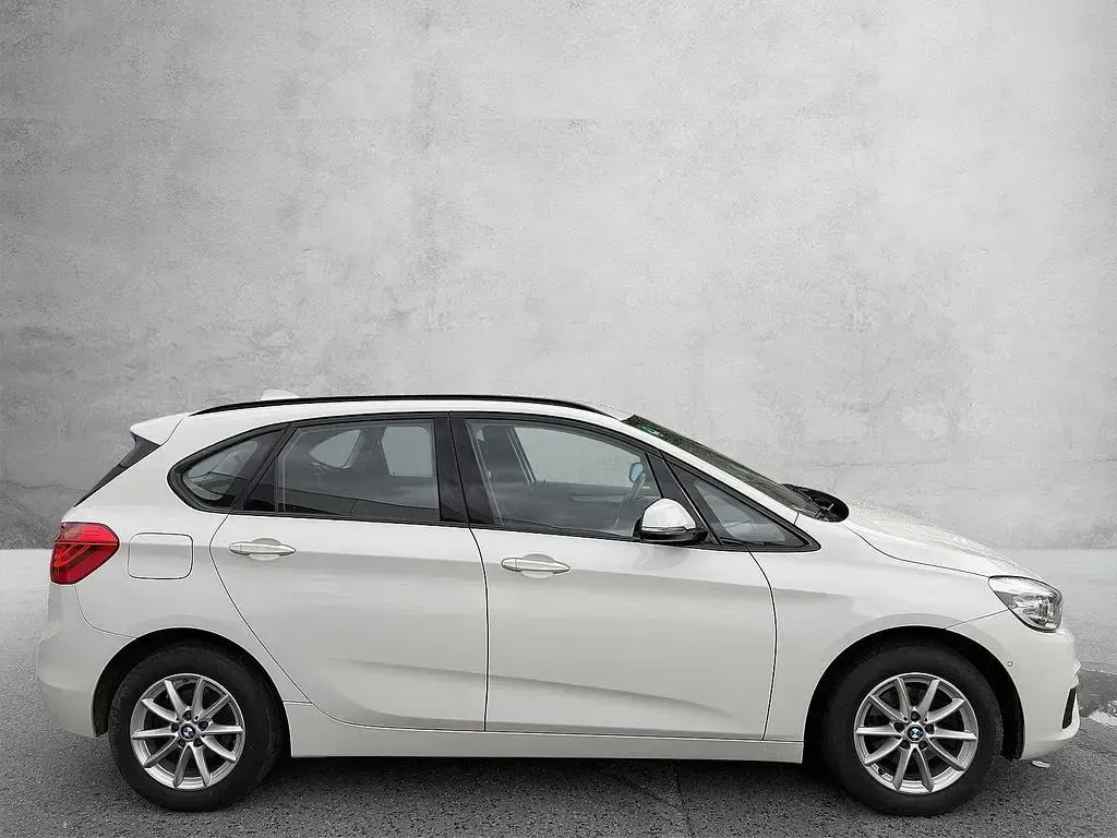 Używany BMW 218 Active Tourer Advantage 150 KM (110 kW) 2017 Biały Minivan