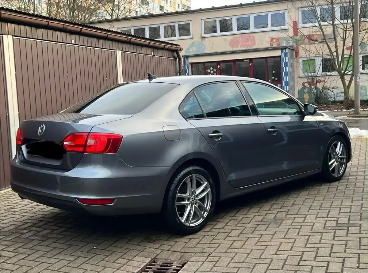 Gebraucht VW Jetta Match 105 PS (77 kW) 2012 Grau Limousine