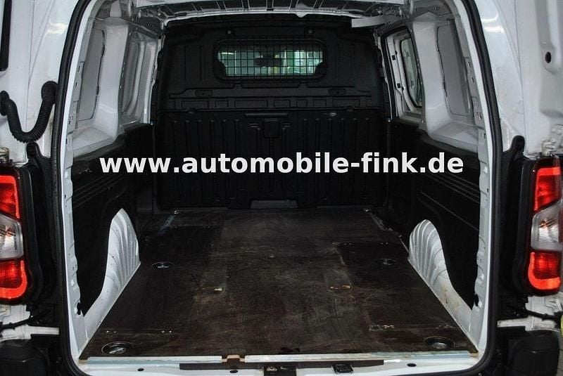 Używany Opel Combo Edition 102 KM (75 kW) 2022 Biały Minivan