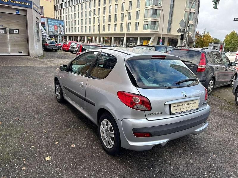 Gebraucht Peugeot 206 Basis 75 PS (55 kW) 2010 Aluminiumgrau/metallic Limousine