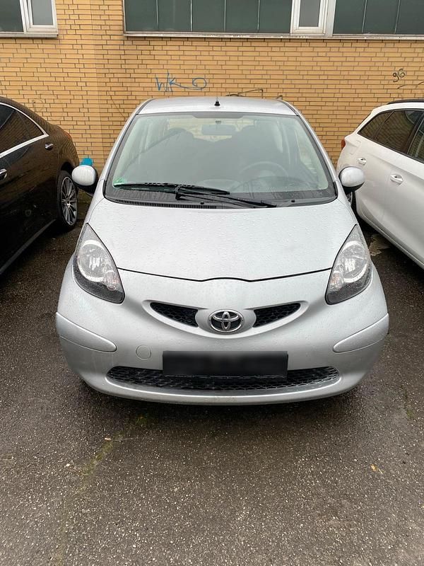 Gebraucht Toyota Aygo 68 PS (50 kW) 2006 Silber Kleinwagen