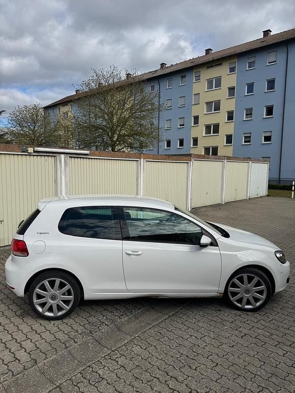 Gebraucht VW Golf VI Team 86 PS (63 kW) 2011 Weiß Kleinwagen