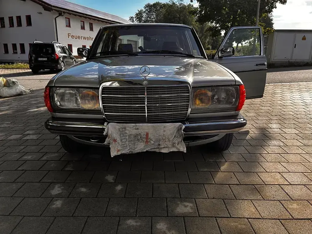 Gebraucht Mercedes 230 136 PS (100 kW) 1982 Silber Limousine