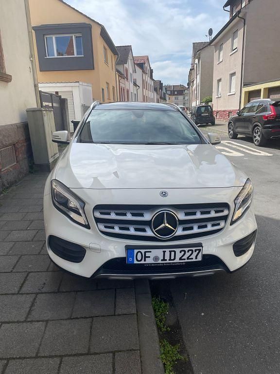 Weiß Gebraucht 2017 Mercedes GLA200 AMG line SUV | 21.000 € (Fairer Preis) - Bild 1/4