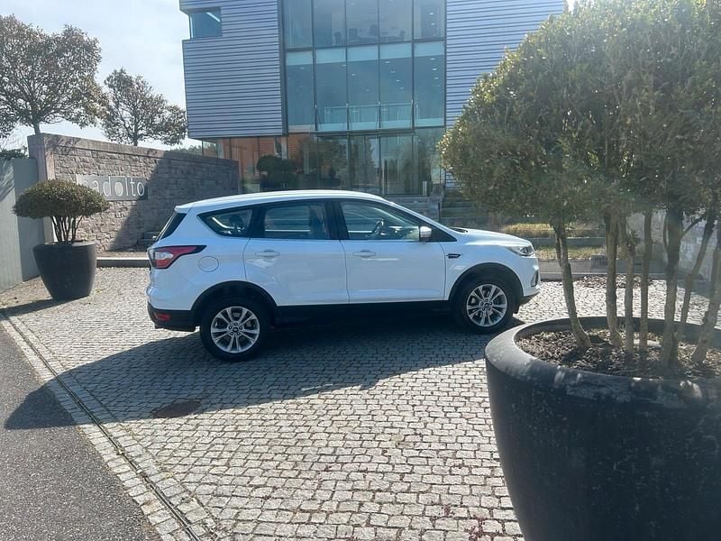 Gebraucht Ford Kuga Titanium 150 PS (110 kW) 2019 Weiß SUV