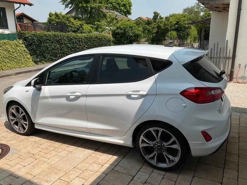 Weiß Gebraucht 2021 Ford Fiesta ST-Line Kleinwagen | 14.299 € (Superpreis) - Bild 1/4
