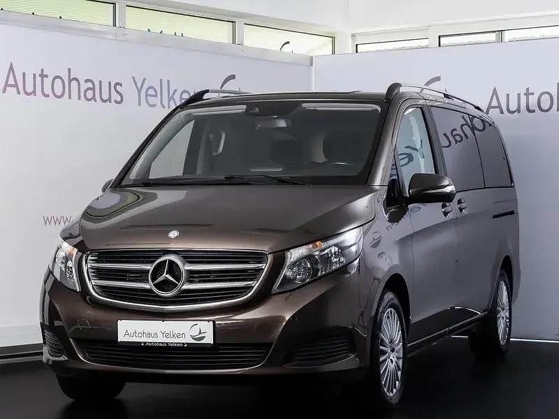 Braun (dolomitbraun) Gebraucht 2015 Mercedes V250 Edition Van / Kleinbus | 30.990 € (Fairer Preis) - Bild 1/4