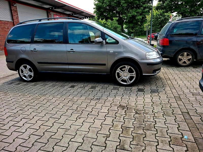 Braun Gebraucht 2009 VW Sharan Van / Kleinbus | 7.295 € - Bild 1/4