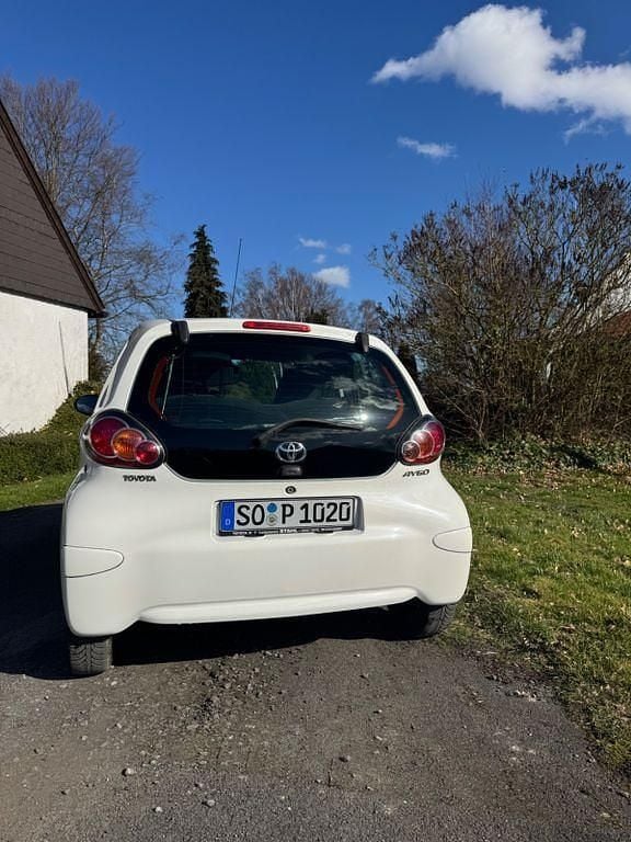Gebraucht Toyota Aygo 68 PS (50 kW) 2013 Weiß Kleinwagen