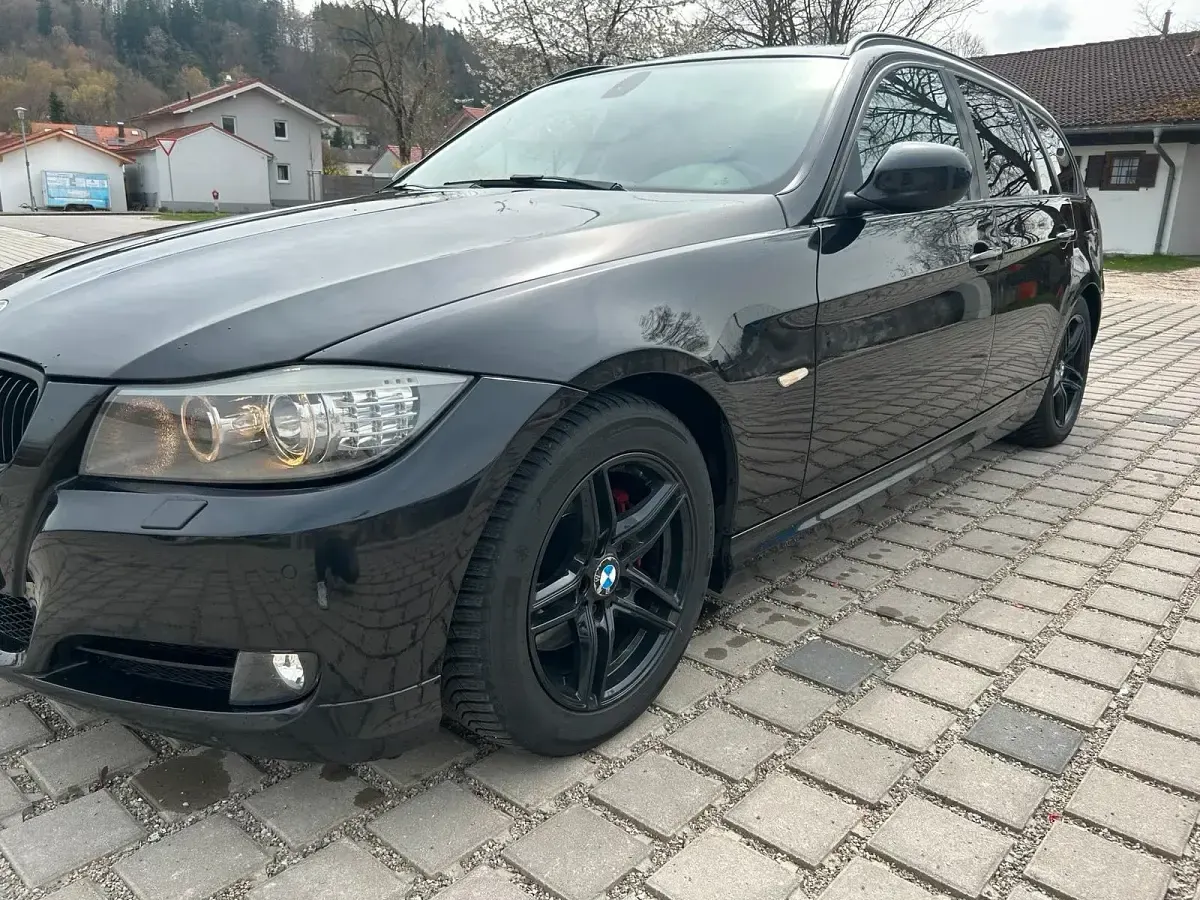 Gebraucht BMW 320 180 PS (132 kW) 2012 Schwarz Kombi