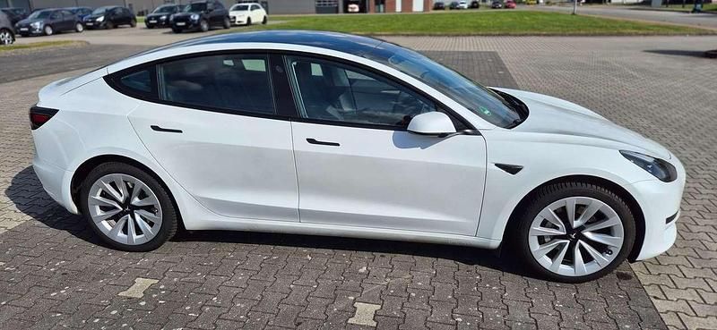 Weiß Gebraucht 2022 Tesla Model 3 Standard Range Limousine | 28.900 € (Fairer Preis) - Bild 1/4