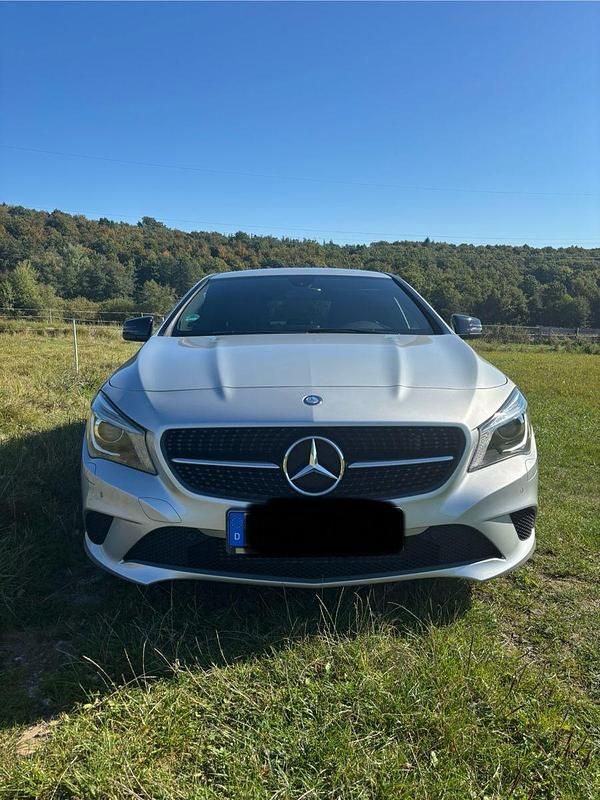 Silber Gebraucht 2013 Mercedes CLA200 Night Coupé | 17.400 € (Fairer Preis) - Bild 1/4