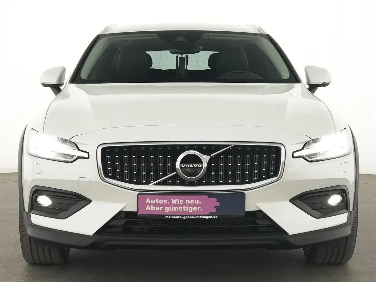 Gebraucht Volvo V60 CC Pro 250 PS (183 kW) 2022 Crystal white Kombi