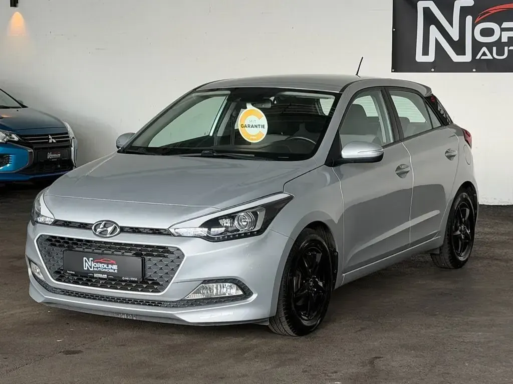 Gebraucht Hyundai i20 Intro Edition 84 PS (61 kW) 2015 Silber Limousine