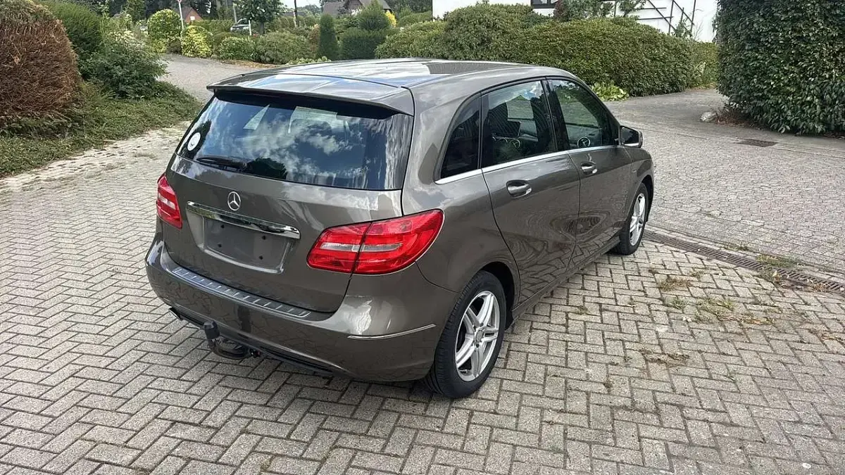 Gebraucht Mercedes B200 109 PS (80 kW) 2013 Braun Kleinwagen
