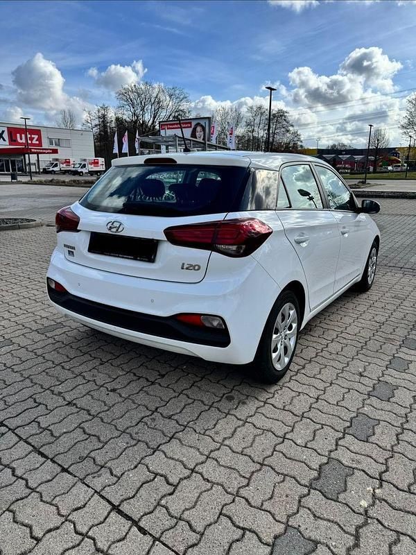 Gebraucht Hyundai i20 Select 84 PS (61 kW) 2019 Weiß Kleinwagen