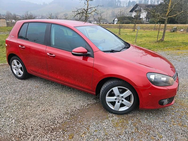 Gebraucht VW Golf 105 PS (77 kW) 2010 Rot Limousine