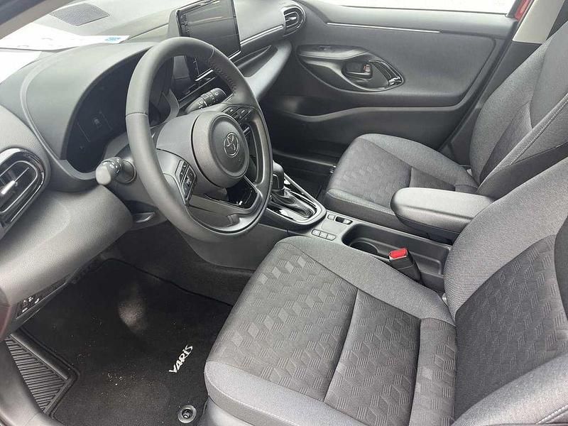 Gebraucht Toyota Yaris Hybrid Team 116 PS (85 kW) 2024 Karminarot metallic Limousine