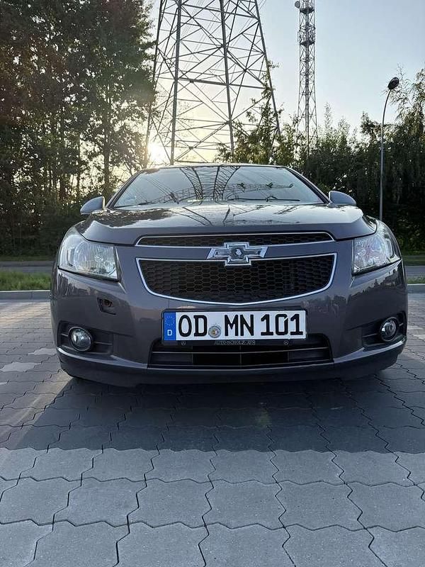 Braun Gebraucht 2011 Chevrolet Cruze LS Limousine | 3.490 € (Guter Preis) - Bild 1/4