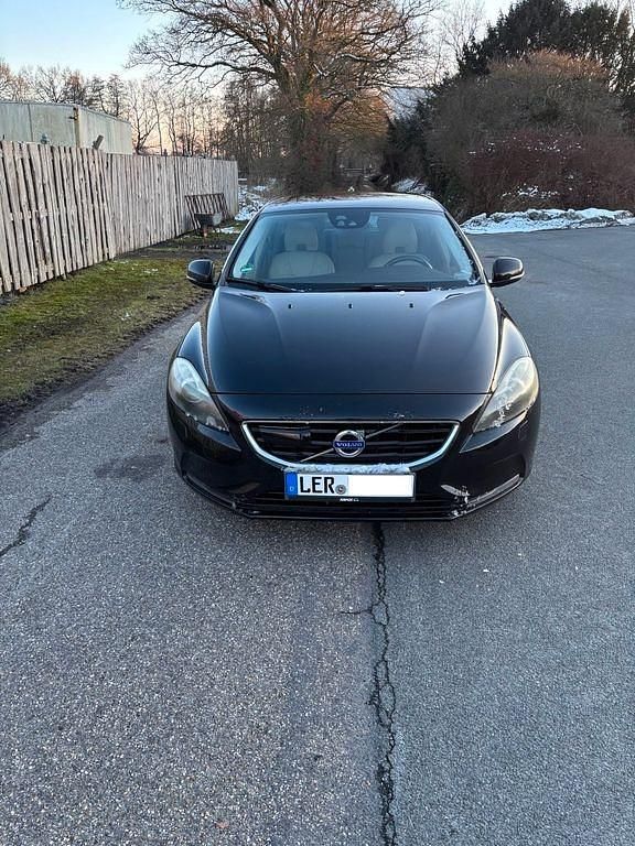 Gebraucht Volvo V40 Momentum 114 PS (83 kW) 2014 Schwarz Kombi
