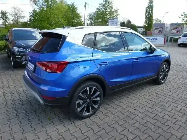 Gebraucht Seat Arona Xperience 116 PS (85 kW) 2024 Sapphire blau / weiß SUV