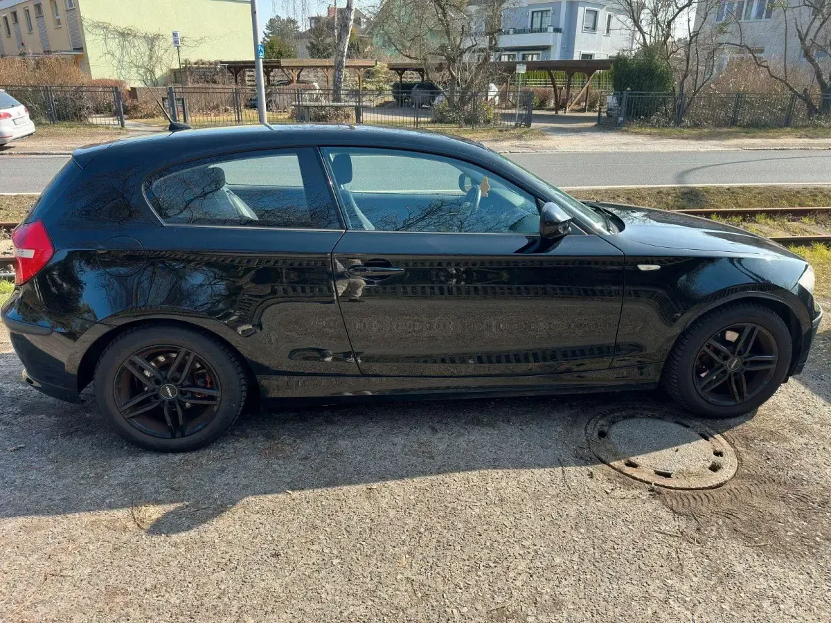 Second-hand BMW 116 122 CP (89 kW) 2010 Negru Hatchback