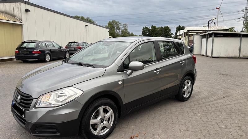 Grau Gebraucht 2014 Suzuki SX4 S-Cross SUV | 7.970 € (Guter Preis) - Bild 1/4