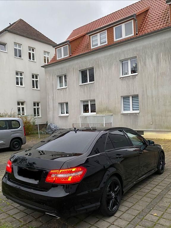Gebraucht Mercedes E500 555 PS (408 kW) 2012 Schwarz Limousine