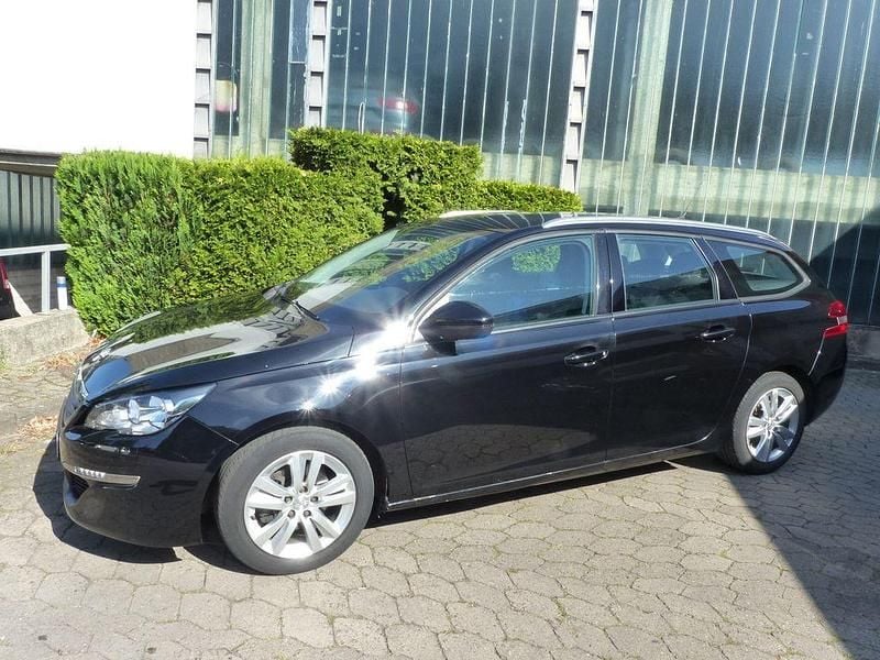 Gebraucht Peugeot 308 Active 131 PS (96 kW) 2017 Schwarz Kombi