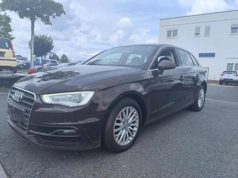 Rot Gebraucht 2013 Audi A3 Sportback Ambiente Kleinwagen | 11.250 € (Superpreis) - Bild 1/4