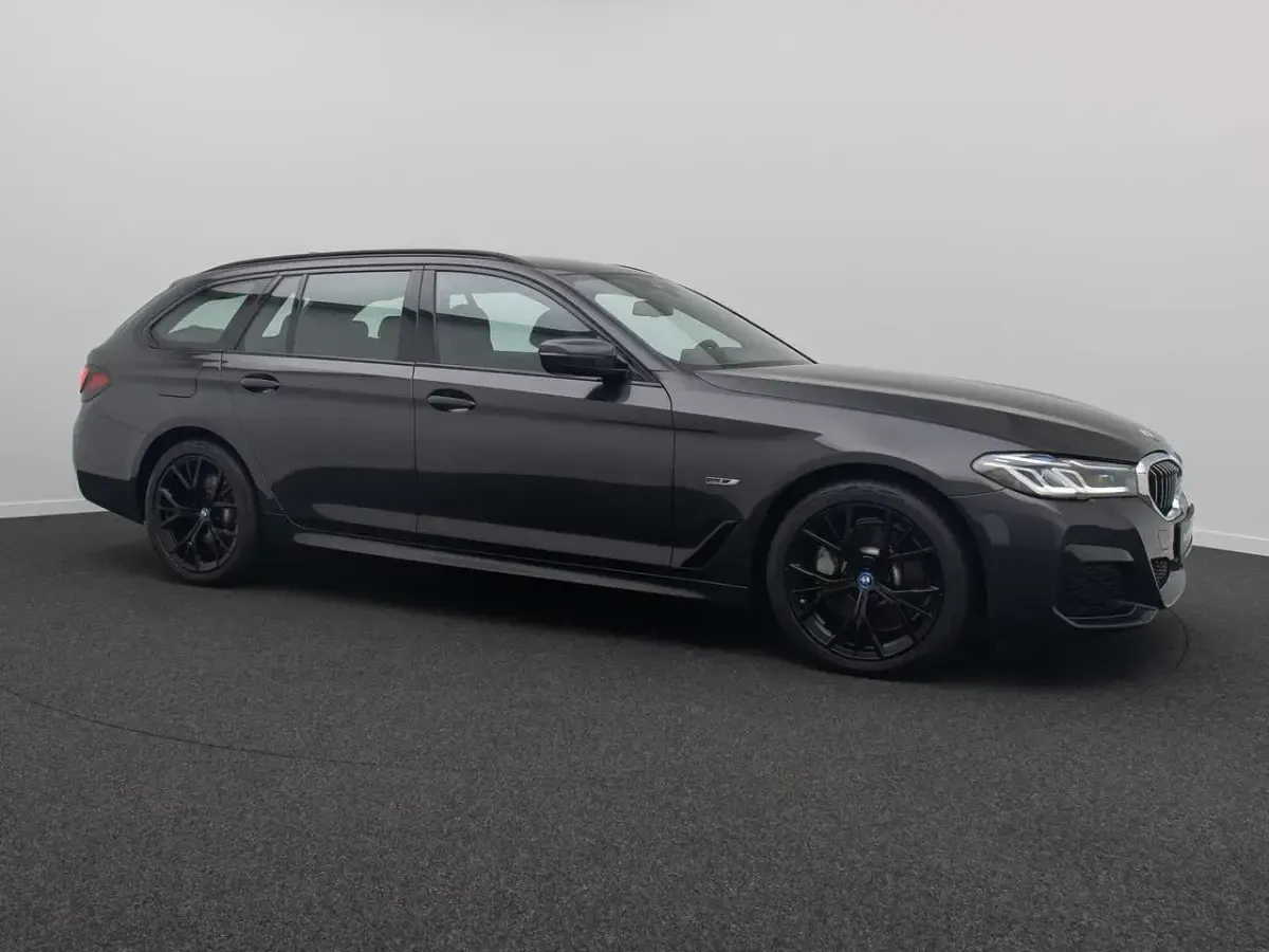 Gebraucht BMW 530 M Sport 292 PS (214 kW) 2023 Sophistograu brillanteffekta9 Kombi