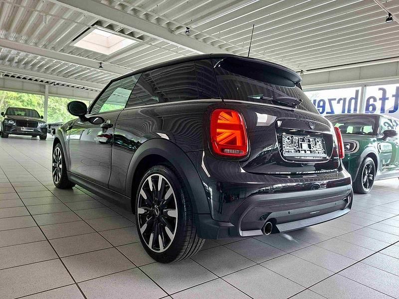 Gebraucht Mini Cooper Classic 136 PS (100 kW) 2023 Midnight black metallic Kleinwagen