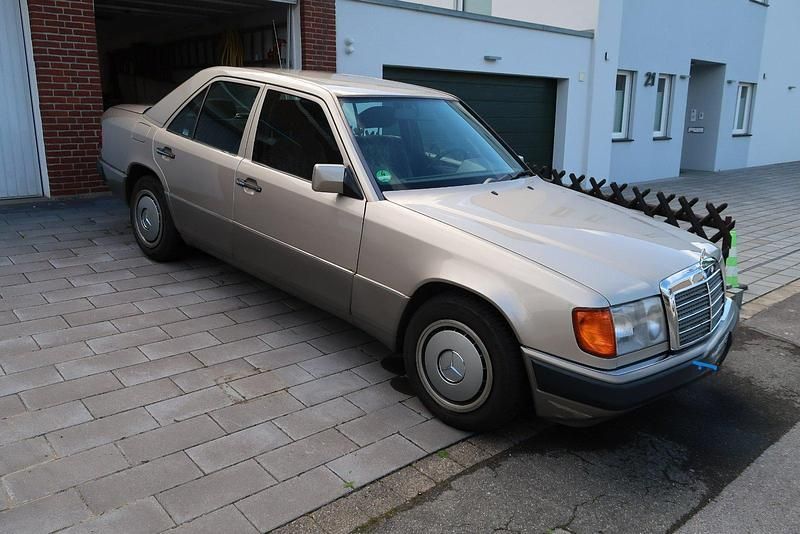 Andere außenfarben Gebraucht 1992 Mercedes 200 Limousine | 3.500 € - Bild 1/4