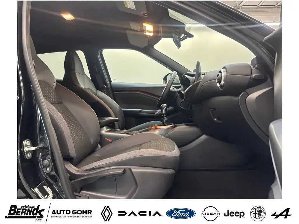 Gebraucht Nissan Juke N-Connecta 114 PS (83 kW) 2024 Black pearl/dach in silver (ya SUV