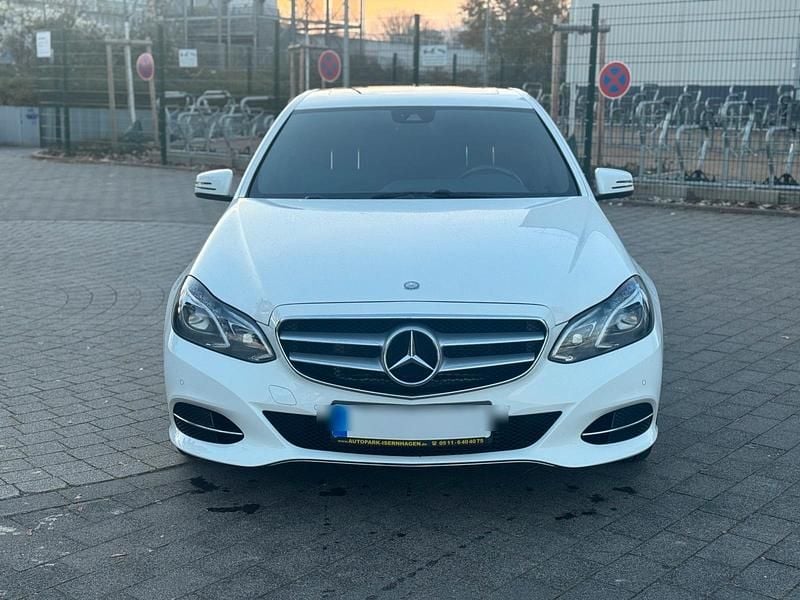 Gebraucht Mercedes E220 Avantgarde 170 PS (125 kW) 2015 Weiß Limousine